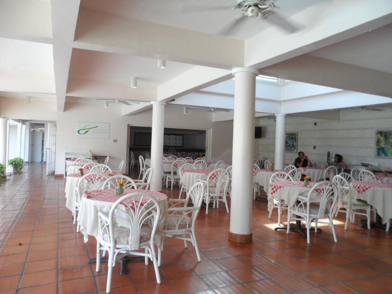 Hotel Pommarine بريدج تاون المظهر الخارجي الصورة