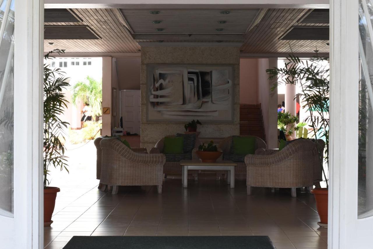 Hotel Pommarine بريدج تاون المظهر الخارجي الصورة